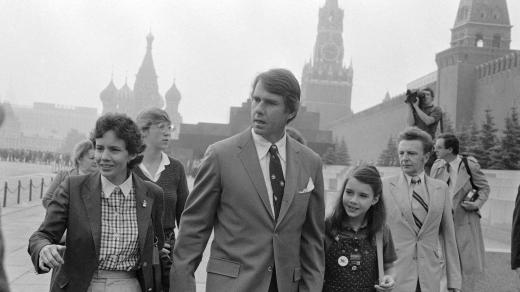 Samantha Smithová se svými rodiči Arthurem a Jane na Rudém náměstí v Moskvě v červenci 1983
