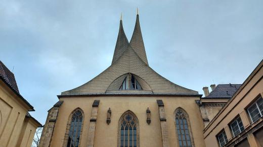 Nepřehlédnutelné bílé moderní věže se zlacenými hroty dostal kostel až v 60. let 20. století