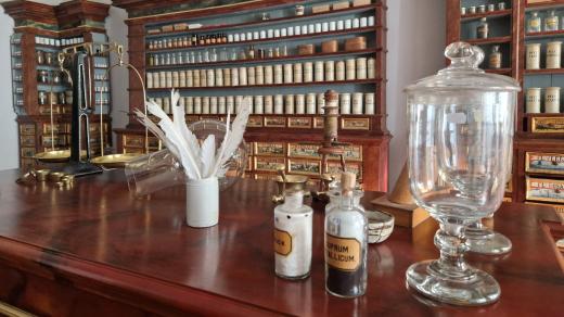 Barokní lékárna vystavená ve Zlaté koruně