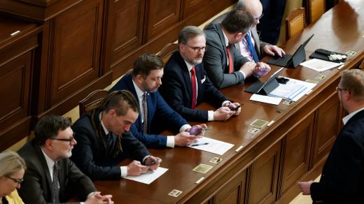 Vláda Petra Fialy nedostala v nedávném průzkumu od Čechů moc dobré vysvědčení. Považují ji za nejhorší od roku 2013