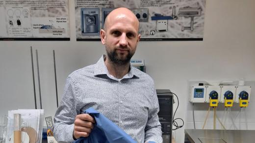 Nanovlákennou membránu, která je v oblečení, vymyslel Roman Knížek z Katedry hodnocení textilií Technické univerzity Liberec