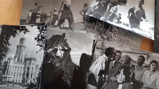 Součástí archivu jsou i fotografie z natáčení Pyšné princezny
