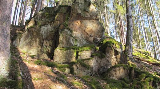 Ještě dnes je možné projít nádhernými skalami na březích Malše, i když podstatná část z nich zmizela pod vodami přehrady