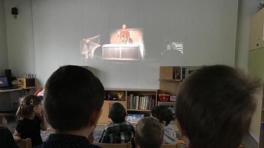 Děti z ostašovské mateřské školy sledují divadelní představení