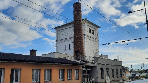 Budova někdejší vodárenské věže stojí v blízkosti nádraží Opava-východ a má pozoruhodný cihlový komín
