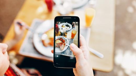 Smartphone - chytrý telefon - focení jídla na Instagram