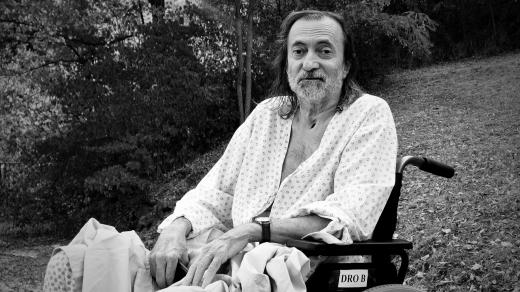 Jaroslav Erik Frič v zahradě jednoho ze zařízení Fakultní nemocnice U svaté Anny v Brně