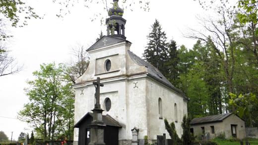 Kostel sv. Václava v osadě Skály obklopuje malý hřbitov