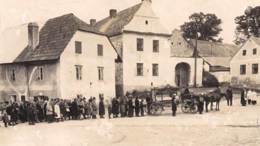 Historické fotografie domu U Lípy, někdy také označován jako domu U České lípy (1940)
