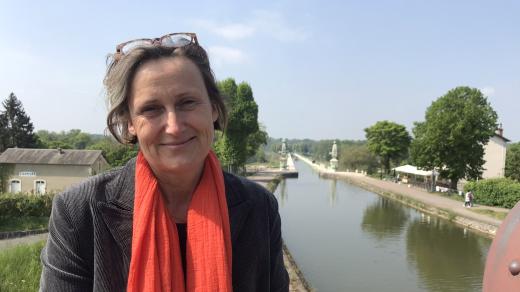 Spisovatelka a malířka Lenka Horňáková-Civade na břehu řeky Loiry