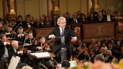 Dirigent Franz Welser-Möst a vídeňští filharmonici při tradičním novoročním koncertu 2023