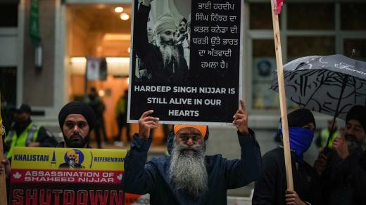 Hardeep Singh Nijjar aneb protesty po jeho smrti v Kanadě (A man holds a sign with a photograph of Hardeep Singh Nijjar during a protest outside the Indian Consulate, in Vancouver, BC, Canada on Monday, September 25, 2023)