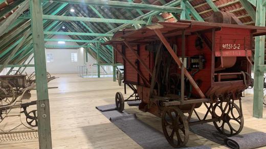 V bývalém kravíně ve Žďáře nad Metují na Náchodsku vzniká muzeum zemědělské a požární techniky
