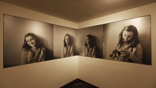 Vstupní místnost zdobí portréty Anny Frankové