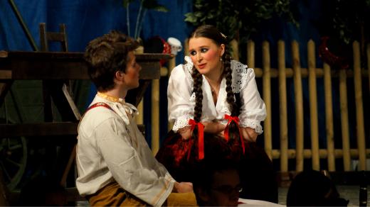 Snímek z představení Prodaná nevěsta z roku 2012, v hlavních rolích se představili Lucie Vágenknechtová a Petr Nekoranec