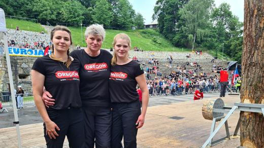 Vendula Urbanová s dcerami Karolínou a Janou patří k evropské špičce dřevorubeckého sportu