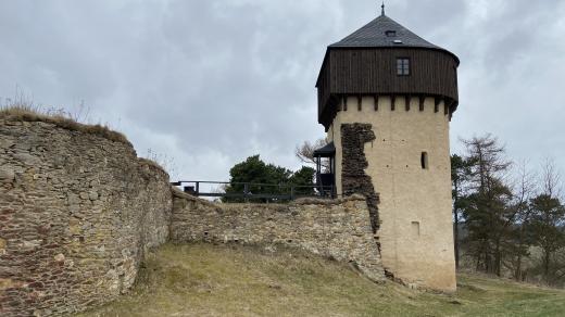 Dominantou areálu je Karlovarská věž