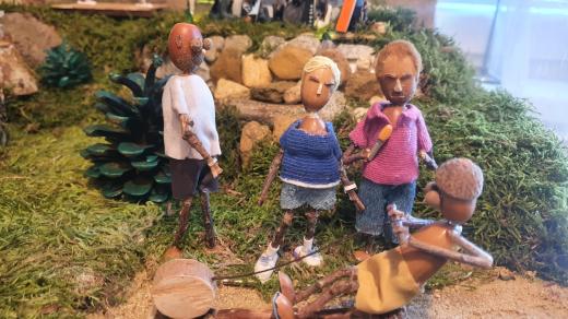 Lipenský betlém Jana Tláška zachycuje lyžařku Kateřinu Neumannovou a reportéra Kamila Jášu