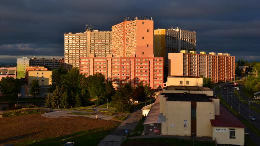 Chomutov - experimentální domy s mezonetovými byty na sídlišti Březenecká. Pohled od Dřínovské ulice podél Březenecké ulice ke Kundratické ulici