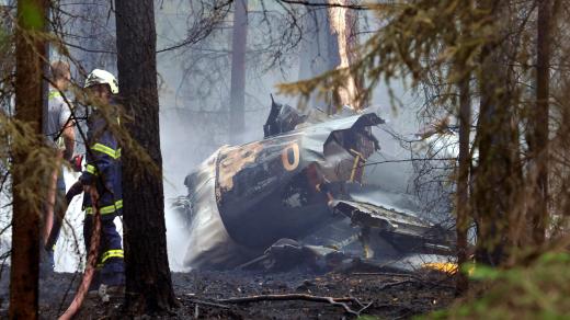 U Holic na Pardubicku spadlo 12. července 2010 vojenské cvičné letadlo L-39 Albatros. Oba piloti se ze stroje včas katapultovali