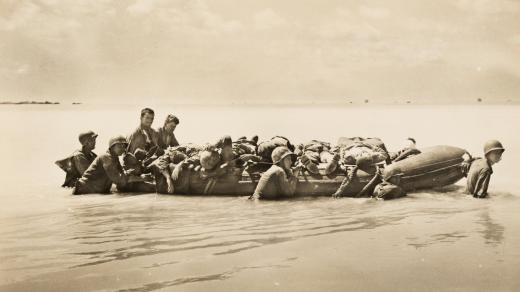 2. světová válka v Tichomoří (Wounded from the landing at the Battle of Tarawa are taken to larger vessels and then to base hospitals, transported on rubber landing boat)