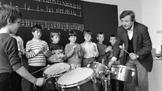 Pavel Jurkovič vyučuje na základní škole s rozšířenou výukou hudební výchovy, 1989
