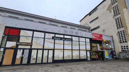 České dráhy vyzvaly podnikatele, aby odstranil prodejny v pravém křídle nádražní budovy. Je to poslední část domu, která kvůli letitému sporu není opravená