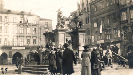 Zbytky mariánského sloupu v listopadu 1918. (3. listopadu t.r. se v režii socialistických stran konala manifestace na Bílé hoře u Prahy k výročí zde svedené osudové bitvy; část demonstrantů pak strhla sloup a symbol habsburské nadvlády)