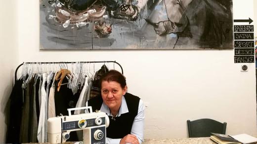 Paní Nina z Přestupní stanice, která vám zkrátí dlouhé kalhoty