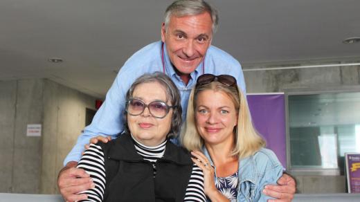 Emma a Barbora Srncovy s moderátorem Janem Čenským