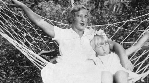 Irina Juřinová s maminkou v roce 1937