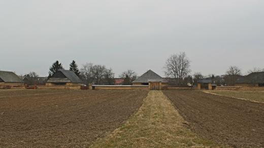 Pole a stodoly v obci Příkazy