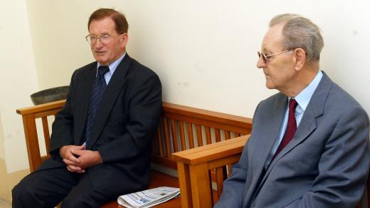 Lubomír Štrougal a Miloš Jakeš u soudu v roce 2003