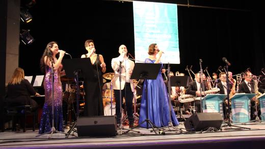 Rozhlasový swingový orchestr se svými sólisty a jako host Eva Emingerová (druhá zleva)