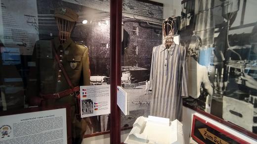 Oblek nošený v někdejším koncentračním táboře v Holýšově