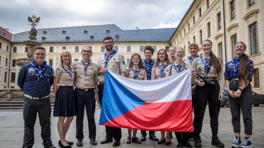 Zástupci české výpravy světového skautského jamboree, které se letos koná v Jižní Koreji, převzali od prezidenta Petra Pavla českou vlajku