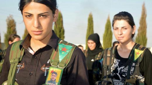Bojovnice kurdských socialistických milic YPJ