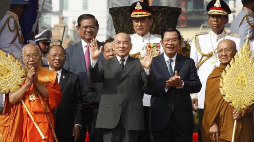 Kambodžský král Norodom Sihamoni (uprostřed)