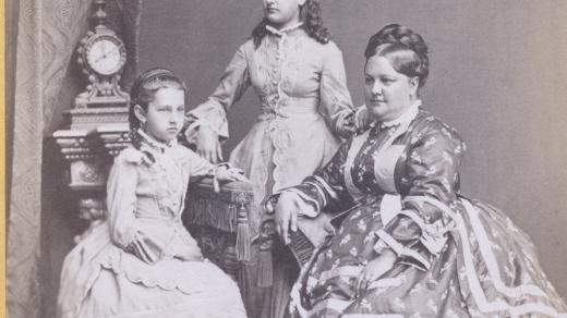 Paní Josefa Mosrová s dceruškami, 1854.  Foto J. Bottinger