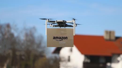 Dron s balíkem Amazonu na snímku ze španělské Malagy