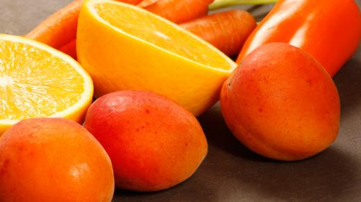 Oranžové ovoce a zelenina, meruňky, pomeranč, paprika, mrkev, zdravá strava, dieta. Ilustrační foto