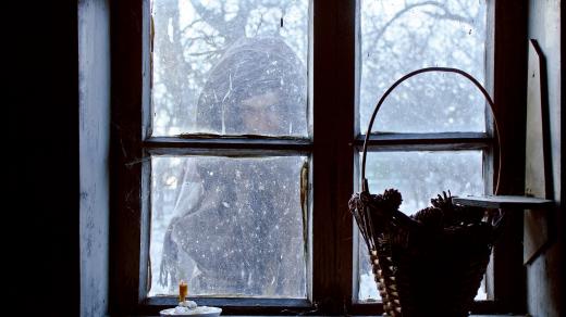 Silueta za oknem, zima, sníh, Vánoce, staré časy (ilustrační foto)