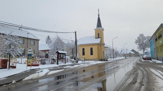 Kaple stojí ve Hvozdě až od roku 1906