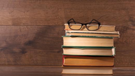 Krása knih, knihy, brýle, četba (ilustrační foto)