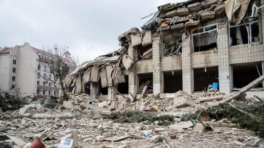 Škola v Žytomyru na Ukrajině po raketovém útoku