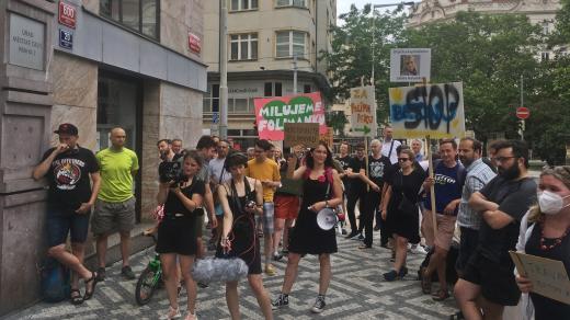 Protest proti plánované přestavbě pražského parku Folimanka před radnicí Prahy 2