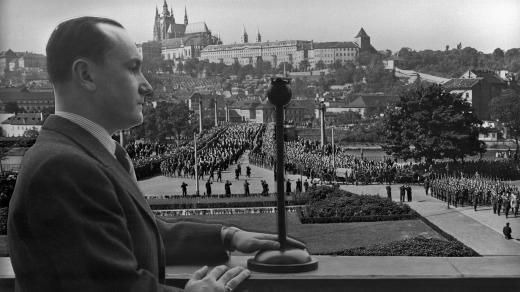 Vladimír Müller komentuje smuteční průvod s rakví TGM (fotomontáž, 1937)