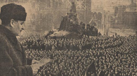 premiér Klement Gottwald při projevu během komunistické demonstrace 21. 2. 1948 na Staroměstském náměstí; únor 1948