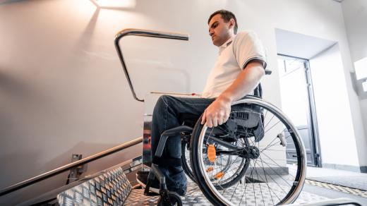 Pomocná plošina pro lidi na invalidním vozíku (ilustrační)