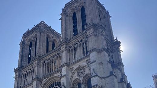 Katedrála Notre-Dame je poslední čtyři roky v obležení jeřábů, dělníků a řemeslníků